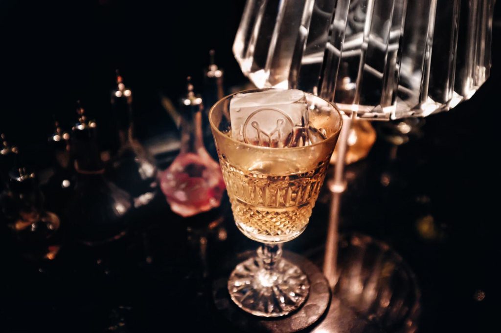12 Best Cocktail Bars in Singapore_Manhattan Bar_1