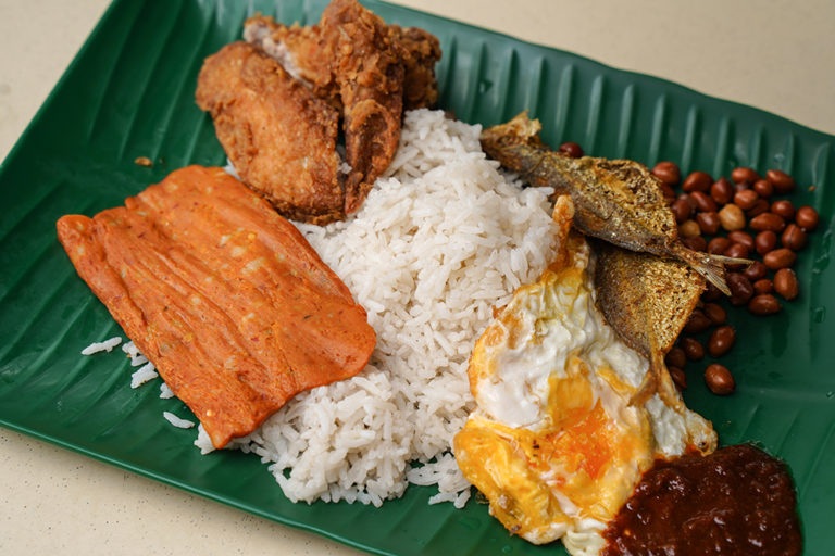 Fong Seng Nasi Lemak: Popular Eatery Near NUS Opens Till 4AM Daily